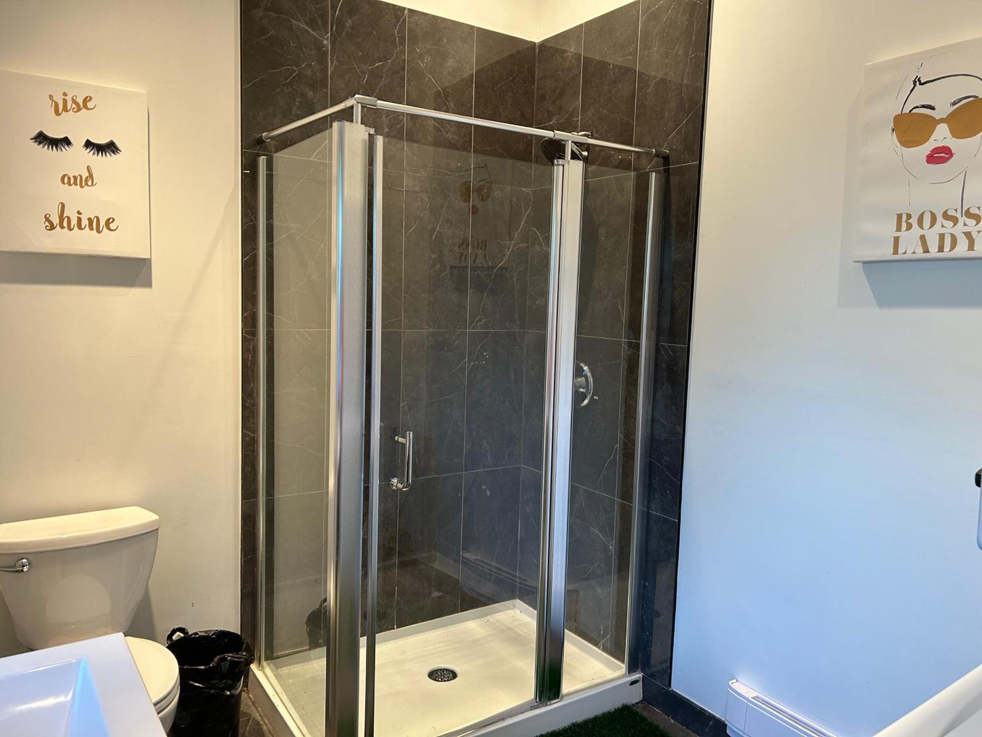 Seymour Private Bedroom, Ensuite Bathroom With Shared Pool, Hot Tub With Views شمال فانكوفر المظهر الخارجي الصورة