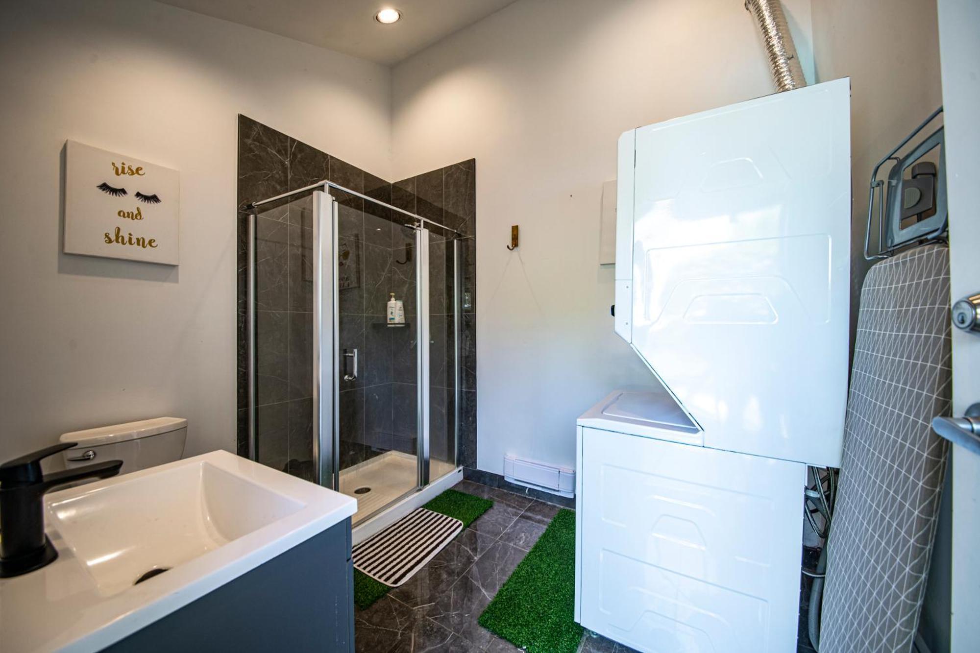 Seymour Private Bedroom, Ensuite Bathroom With Shared Pool, Hot Tub With Views شمال فانكوفر المظهر الخارجي الصورة